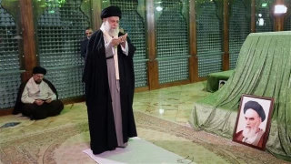 Leader pays tribute to lmam Khomeini, Iranian martyrs