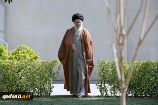 رهبر معظم انقلاب اسلامی دو اصله نهال میوه غرس کردند؛

حفظ پوشش گیاهی باید جایگاه واقعی خود را در فرهنگ عمومی پیدا کند/ مسئولان از آسیب دیدن مراکز پر درخت و تعرض به جنگلها جلوگیری کنند/ انتقاد از کاشت برخی نهالهای مضرّ در بعضی نقاط کشور برای جلوگیری از بیابان‌زایی