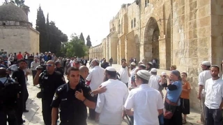 بقلم «غادة السمان»

هل تدنيس المقبرة اليهودية حرام وتدنيس «المسجد الأقصى» حلال؟