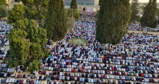 عشرات الآلاف يؤدون صلاة العيد في رحاب الأقصى