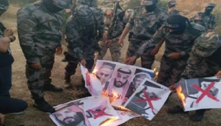 الفلسطينيون يحرقون صور قادة السعودية والامارات والبحرين