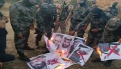 الفلسطينيون يحرقون صور قادة السعودية والامارات والبحرين 2