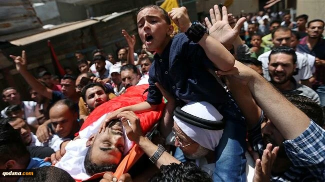 Palestinians mourn paramedic shot during clashes along Gaza border
 2