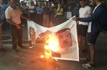 خلال وقفة جماهيرية مسائية نظمتها لجنة التنسيق الفصائلي ضد ورشة البحرين

احراق صور ملك البحرين في مخيم الدهيشة