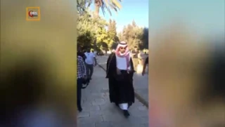 این سرزمین مقدس و طاهر ماست نه جای آشغال‌هایى مثل تو

تحقیر خبرنگار سعودی اعزامی به اسراییل در مسجدالاقصی توسط جوانان فلسطینی + فیلم