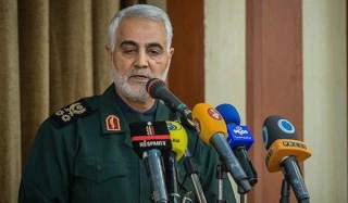 اللواء سليماني: قائد الثورة عبر بالبلاد من العواصف العاتية