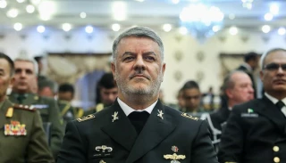 قائد القوة البحرية للجيش الايراني مخاطبا اميركا وبريطانيا والكيان الصهيوني :

عهد نهب ثروات المنطقة قد ولى وعليكم مغادرة المنطقة