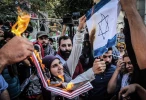 متظاهرون لبنانيون يرفعون علم فلسطين ويحرقون علم الاحتلال وصور ترمب 3