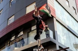 متظاهرون لبنانيون يرفعون علم فلسطين ويحرقون علم الاحتلال وصور ترمب 4