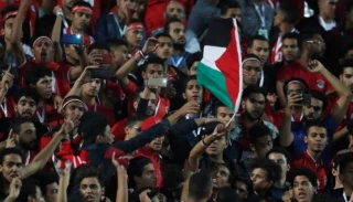 السجن لشاب مصري رفع علم فلسطين خلال مباراة لكرة القدم/ موجة انتقاد عارمة للنظام المصري على مواقع التواصل الاجتماعي