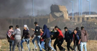 تحولات میدانی 24 گذشته در نوار غزه

تظاهرات جوانان غزه به رغم تعطیلی موقت راهپیمایی بازگشت/ حمله هوایی رژیم صهیونیستی به نوار غزه/ یک جوان فلسطینی به شهادت رسید/ جزئیاتی از پیشنهاد طرح اقتصادی تل آویو به اهالی غزه