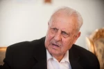 دور قائد الثورة في 
تعزيز جبهة المقاومة
 2