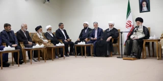 قائد الثورة: تكريم علماء الدين تكريم للمعارف الالهية وامر ضروري للبلاد