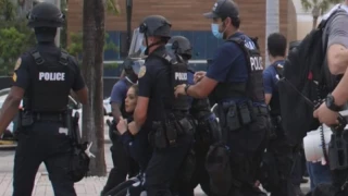 Polisi AS Copot Paksa Jilbab Demonstran Muslim