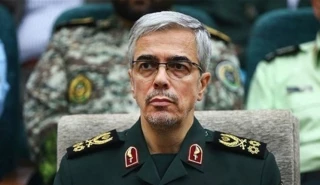 اللواء باقري يهنئ قائد الثورة بنجاح مناورات الجيش والحرس الثوري