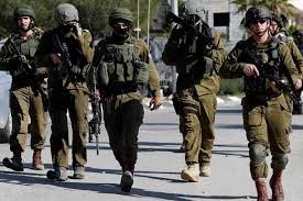سلطات الاحتلال تعتقل 5 فلسطينيين كانوا في طريقهم إلى استقبال الأسير المحرر رشدي أبو مخ