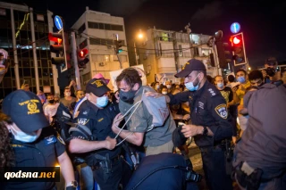 Israeli protesters clash with police outside President's Residence