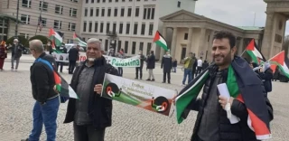 تجمع همبستگی با اسرای فلسطینی در برابر دروازه تاریخی برلین (عکس)
