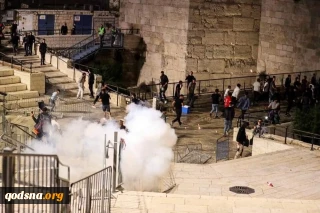 مواجهات ليلية بالقدس المحتلة.. اكثر من مئة مصاب واعتقال 50 والسلطة وهنية ينددان