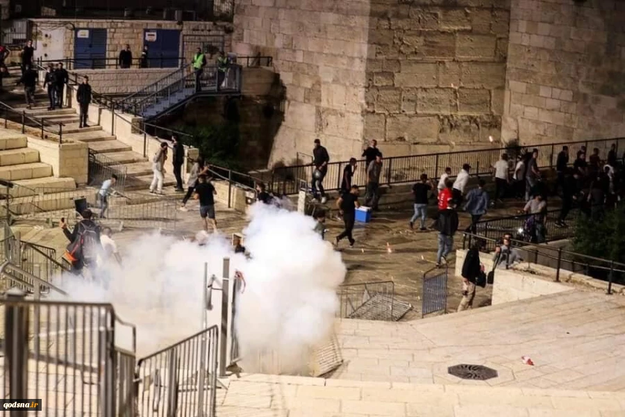 مواجهات ليلية بالقدس المحتلة.. اكثر من مئة مصاب واعتقال 50 والسلطة وهنية ينددان 2