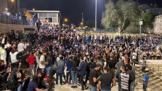 الاحتلال يقمع احتفالات الفلسطينيين بإزالة الحواجز من باب العامود