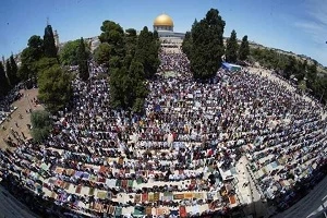 مشارکت 70 هزار فلسطینی در نماز جمعه مسجدالاقصی در روز جهانی قدس (تصویر)