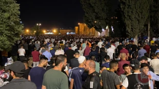 قدرتی که صهیونیست‌ها توان مقابله با آن را ندارند/

تصاویری از حضور باشکوه 90 هزار فلسطینی در مسجدالاقصی در آخرین شب قدر 4