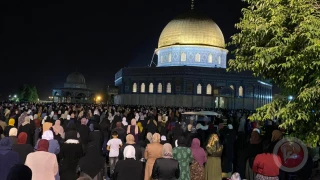 تصاویری از حضور باشکوه 90 هزار فلسطینی در مسجدالاقصی در آخرین شب قدر