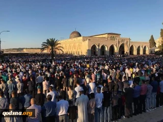 Palestinians hold Eid al-Fitr prayers in Al-Aqsa mosque