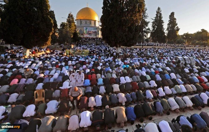 علیرغم تدابیر امنیتی صهیونیست‌ها؛

۱۰۰ هزار فلسطینی نماز عید فطر را در «مسجدالاقصی» اقامه کردند 2