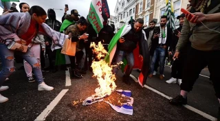 Massive anti-Israel protest held in London protestors condemn crimes against Palestinians