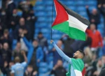 رياض محرز يرفع علم فلسطين أثناء الاحتفال بالتتويج بلقب الدوري الإنكليزي 2
