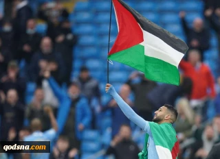 رياض محرز يرفع علم فلسطين أثناء الاحتفال بالتتويج بلقب الدوري الإنكليزي
