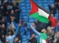 رياض محرز يرفع علم فلسطين أثناء الاحتفال بالتتويج بلقب الدوري الإنكليزي