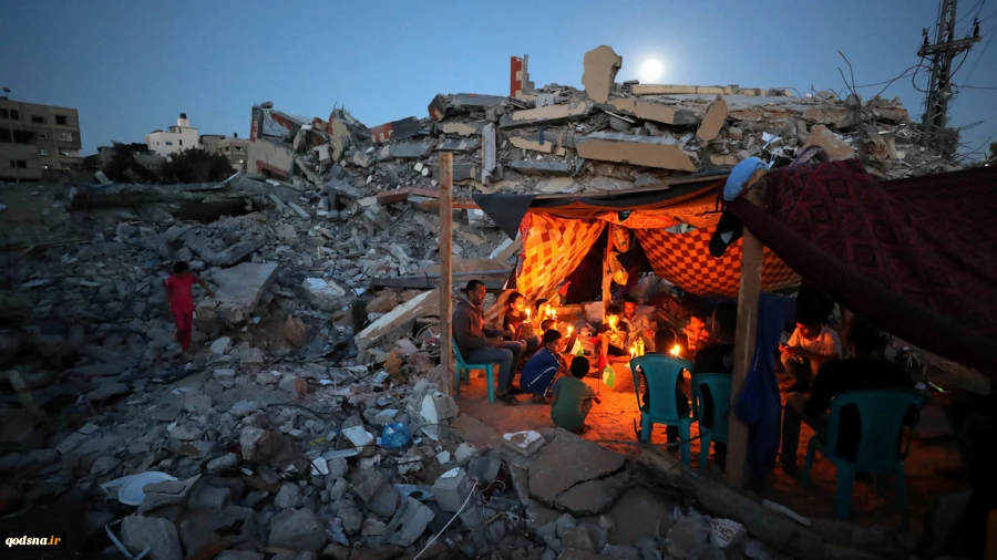Palestinians in Gaza live by the rubble of their former homes
 2
