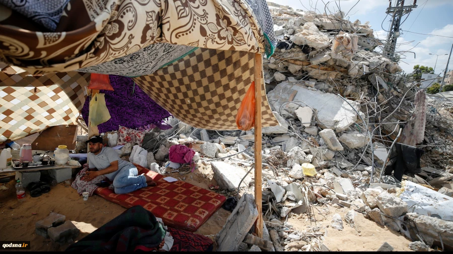 Palestinians in Gaza live by the rubble of their former homes
 3
