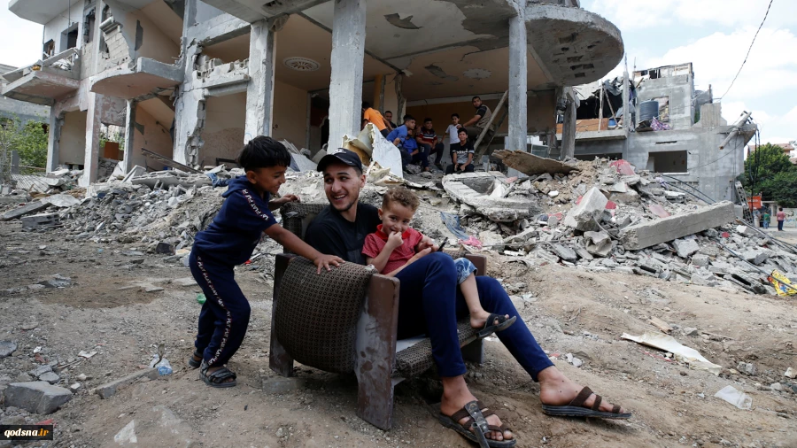 Palestinians in Gaza live by the rubble of their former homes
 6