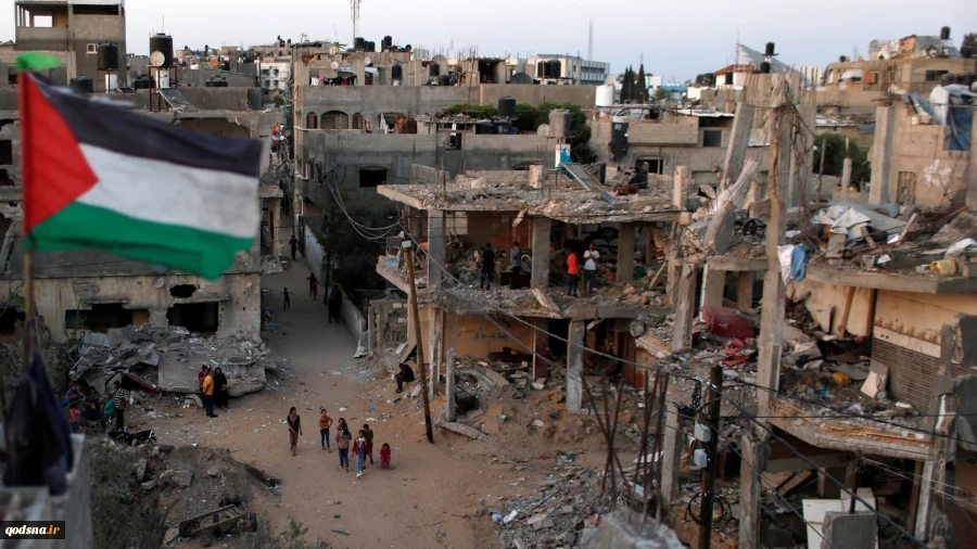 Palestinians in Gaza live by the rubble of their former homes
 7