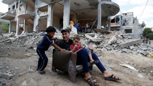 Palestinians in Gaza live by the rubble of their former homes
 4