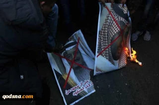 تصاویر دیوارنگاشته بن سلمان و عبدالعزیز به آتش کشیده شد:

دعوت جنبش های مردمی عربستان برای برگزاری تظاهرات در روز عرفه