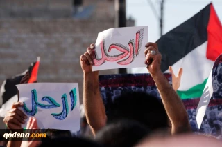 رام الله علیه محمود عباس/

هزاران فلسطینی با شعار «عباس استعفا بده» رفتار بد تشکیلات خودگردان با منتقدان را محکوم کردند