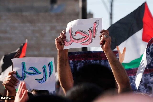 رام الله علیه محمود عباس/

هزاران فلسطینی با شعار «عباس استعفا بده» رفتار خصمانه تشکیلات خودگردان با منتقدان را محکوم کردند 2