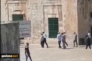 تعرض شهرک‌نشینان به مسجد الاقصی تحت حمایت پلیس رژیم صهیونیستی (فیلم)