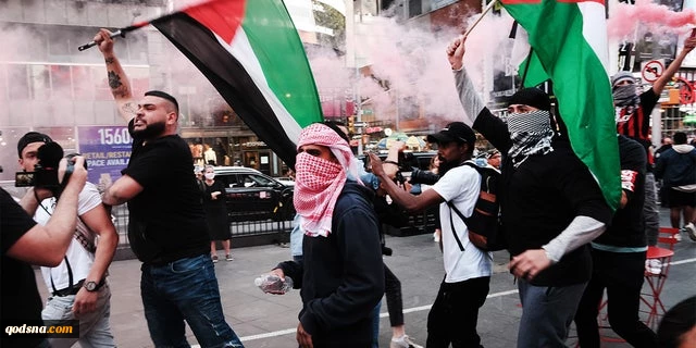 Anti-Zionist New York protesters wave Palestinian flags, endorse 'global intifada'
 2