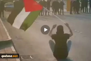 اعتراض جوانان بحرینی با پرچم فلسطین مقابل سفارت رژیم صهیونیستی (فیلم)