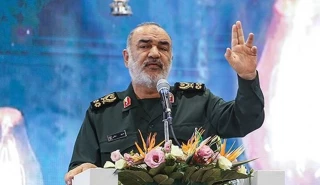 القائد العام للحرس الثوري الإيراني: العالم يشهد اليوم الهزائم الامريكية من المنطقة