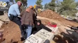 گریه و زاری مادر فلسطینی روی قبر فرزندش برای جلوگیری از تخریب آن (فیلم)