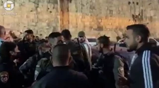 درگیری جوانان فلسطینی با اشغالگران صهیونیست در نزدیکی مسجدالاقصی(فیلم)