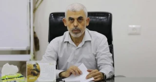 السنوار يسخر من 
غباء "إسرائيل"