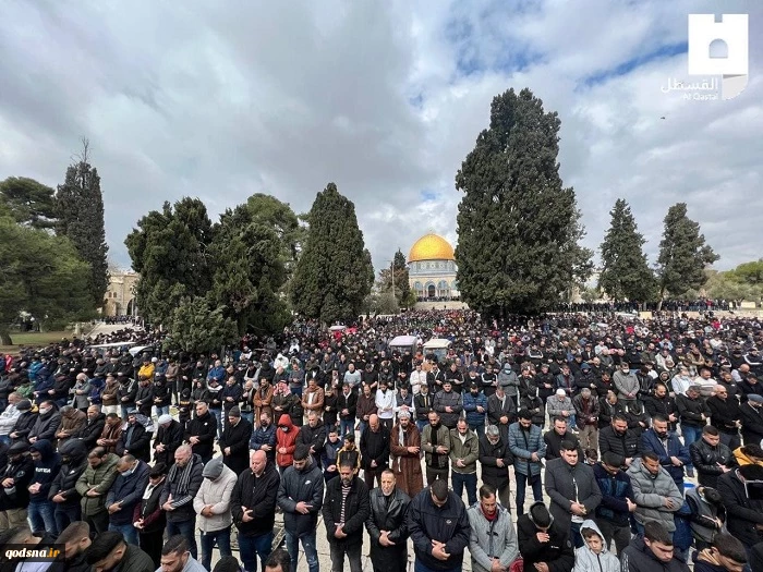 مشارکت 50 هزار فلسطینی در نماز جمعه مسجد الاقصی با وجود محدودیت‎ها (تصاویر)
 3